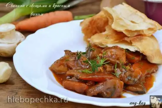 Свинина с овощами и красным вином
