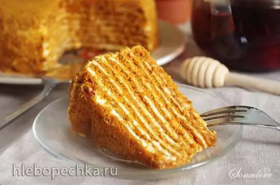 Медовик «Карамельный» с белым шоколадом и маскарпоне