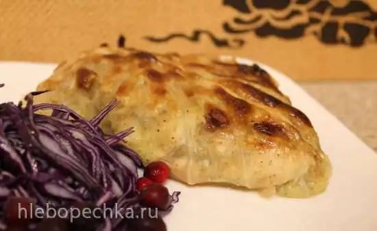 Куриная грудка в капустой шубке на луковой подушке
