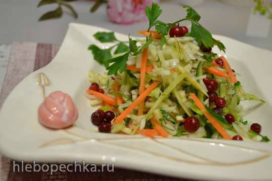 Салат витаминный из белокочанной капусты с черешками брокколи и овощами