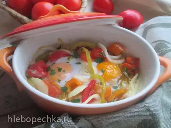 Моцарелла и фета, запеченные с яйцами и овощами по-болгарски