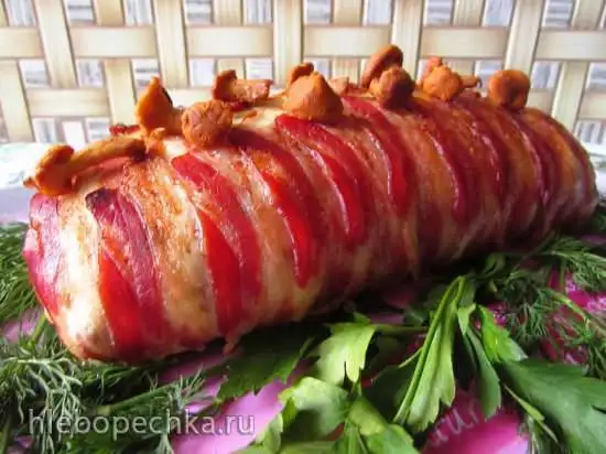 Куриное суфле с зеленым горошком и лисичками в беконе