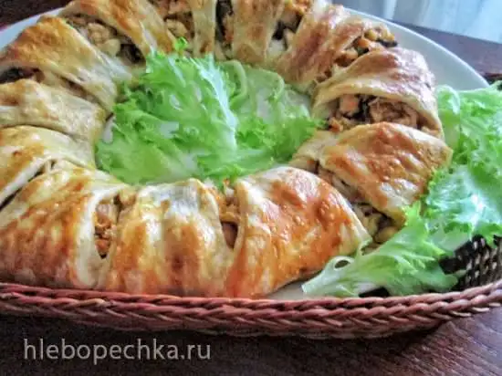 Закусочный пирог - кольцо с курицей и грибами