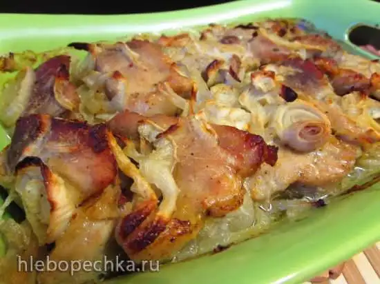 Лук, запечённый под мясом