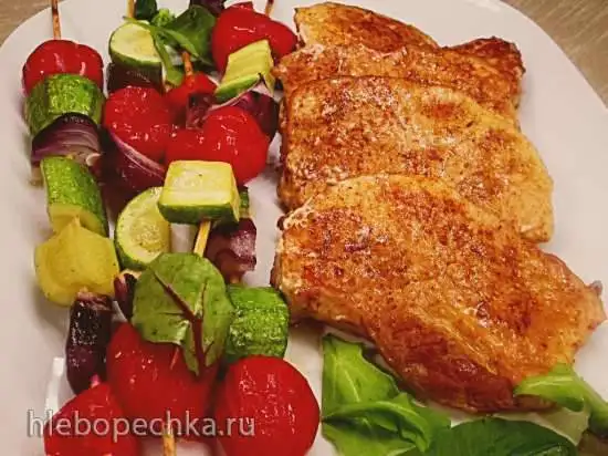 Телячьи отбивные с овощными шашлычками