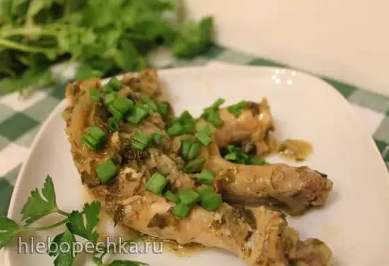 Курица, запеченная в белом вине с зеленым луком