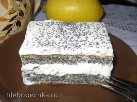 Маковый пирог со сливочным кремом и черносливом