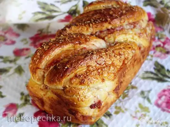 Булка с кокосом и клубничным джемом