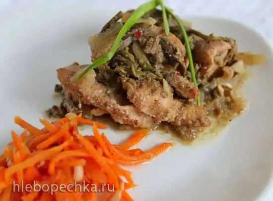 Куриная грудка в соусе из киви, запеченная с папоротником и топинамбуром в горшочке