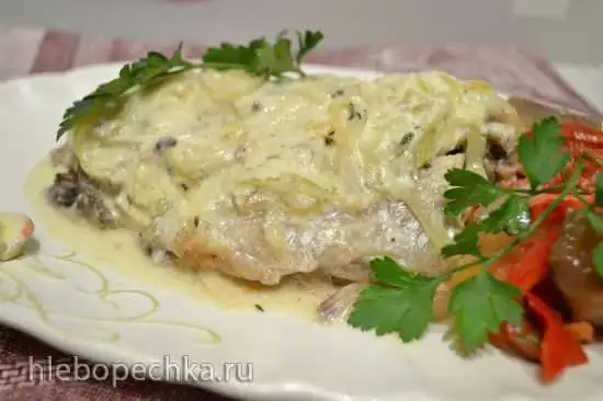 Карасики, запеченные на гриле и тушеные в сметане