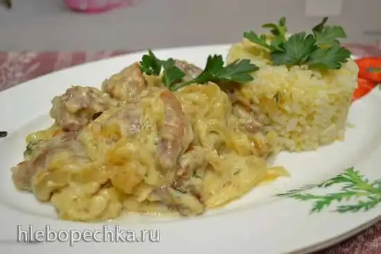 Поджарка из свиной шейки с яблочно-грибным джемом, под сметанным соусом