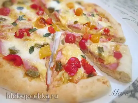Пицца с запеченными перцами и ветчиной