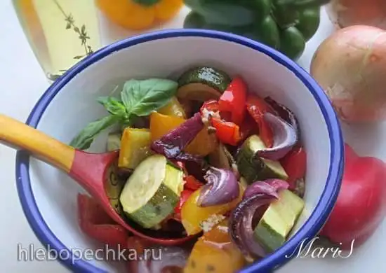 Салат из запеченных овощей с чесночной заправкой
