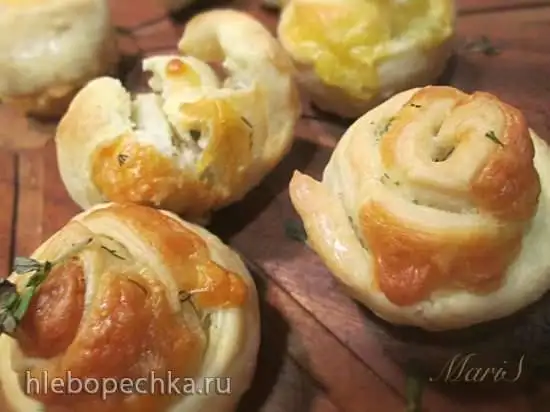 Булочки творожные с сыром и чесноком