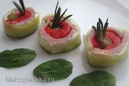 Закусочные роллы из огурцов, печеных перцев и ветчины