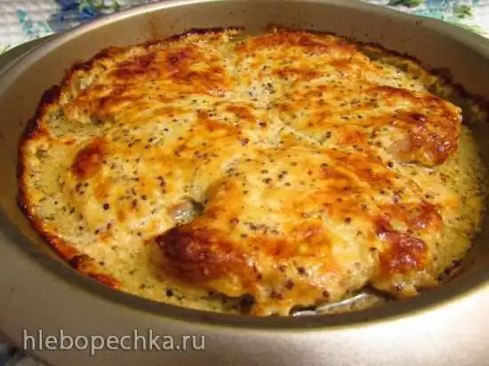 Стейки из свиной корейки, запечённые в сметанной заливке с горчицей и сыром