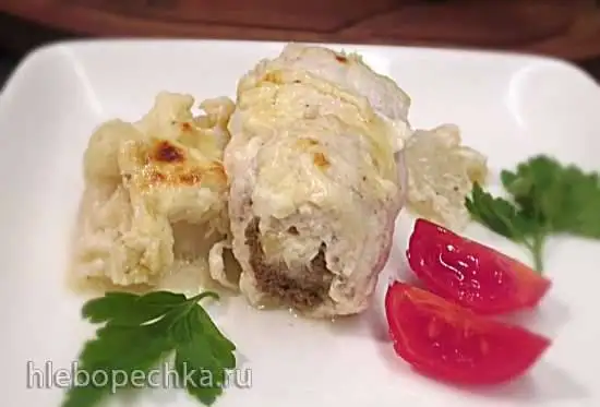 Рулетики из куриных грудок с печенью под соусом Бешамель