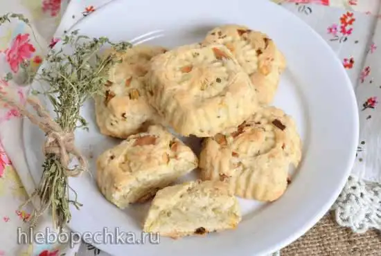 Постное луковое печенье с травами