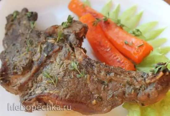 Оленина на косточке, запеченная под пряными травами в маринаде