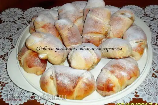Сдобные рогалики с яблочным вареньем