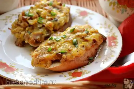 Горячие бутерброды с копченой курицей и сыром
