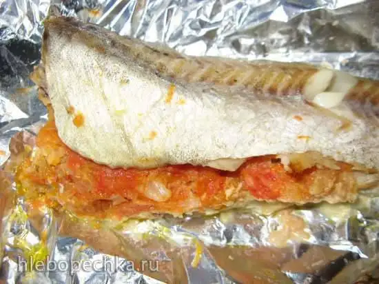 Минтай, фаршированный овощами со шпиком