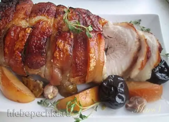 Рулет из  свинины с черносливом и корицей