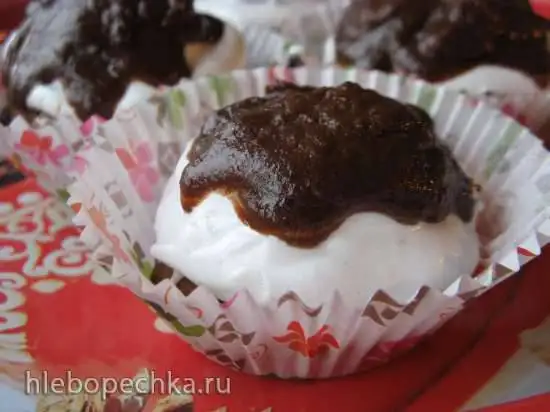 Шоколадные капкейки с белковым кремом в глазури