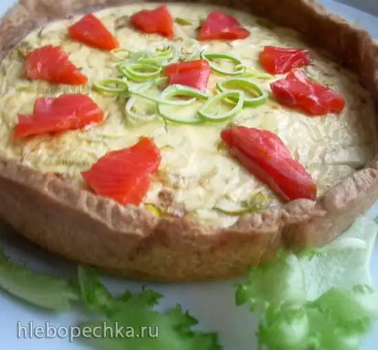 Закусочный пирог с брынзой, творогом и ломтиками лосося