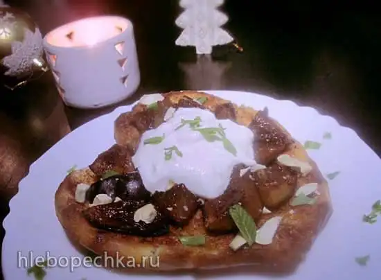 Карамельная слива в корице на бриоши