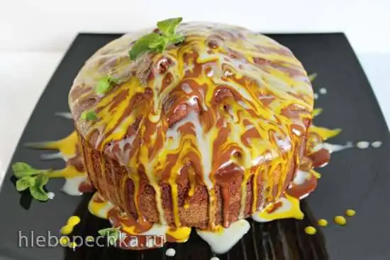 Трехцветный кекс с маком, шоколадом и куркумой в шоколадной глазури