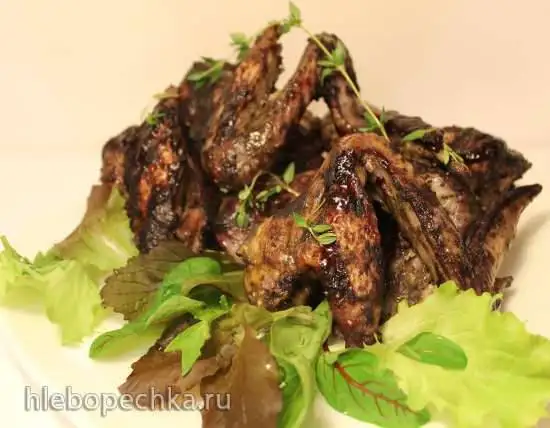 Куриные крылышки, запеченные под жимолостным соусом