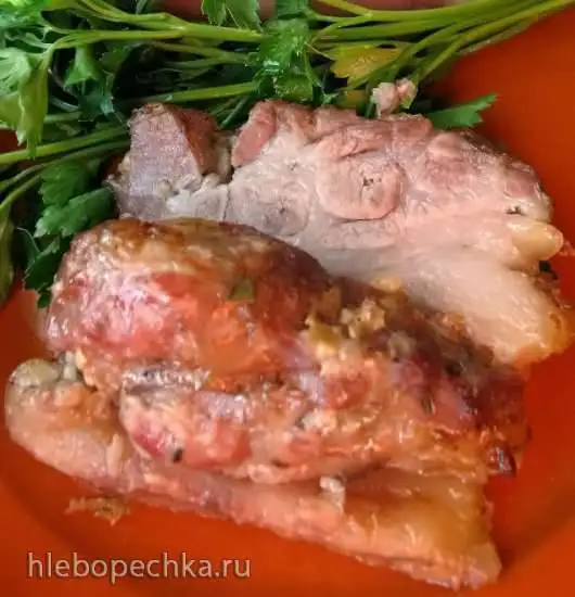 Свиная лопатка, запеченная в чесночно-луковом маринаде