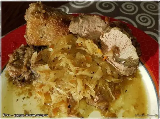 Утиные грудки с яблоками и квашеной капустой