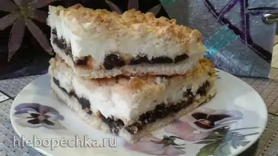 Пирог с черносливом и творогом