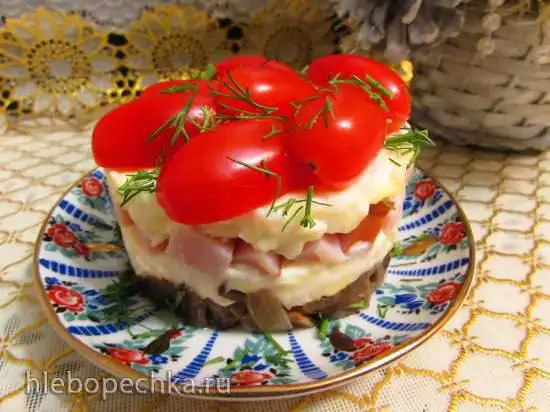 Салат с копченой индейкой и жареными шампиньонами