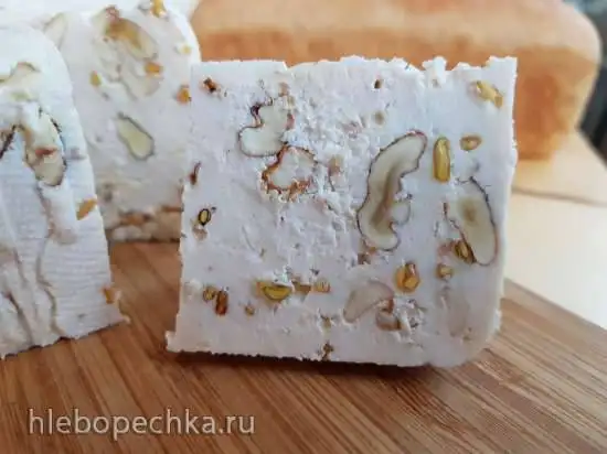 Свежий сыр с грецким орехом и пажитником