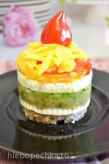 Салатная горка с творожным сыром, авокадо и манго