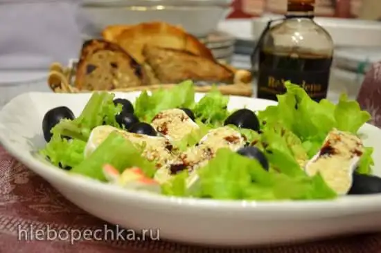 Салат с мягким сыром в кунжуте c виноградом и бальзамиком