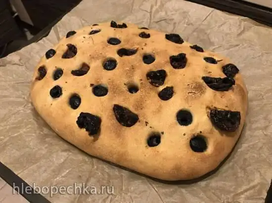 Фокачча с оливками и томатами на ржаной закваске