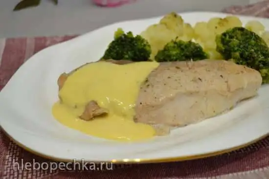 Нельма паровая с соусом из морошки
