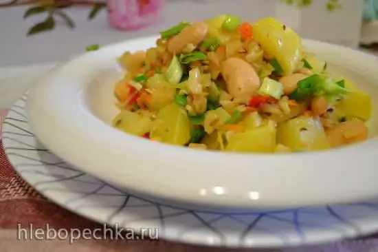 Капуста квашенная тушеная с овощами и салат с фасолью и картофелем