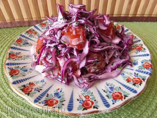 Салат из краснокочанной капусты с помидорами