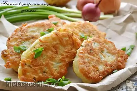 Постные картофельные оладьи на дрожжах с зеленым луком
