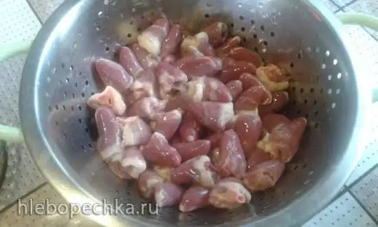 Куриные сердечки в сырном соусе