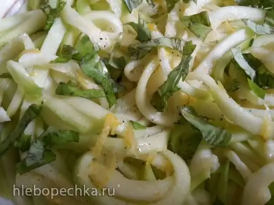Спагетти из кабачка с лимонно-чесночной заправкой