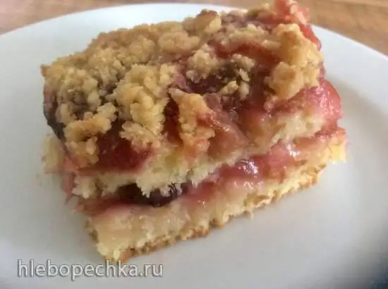 Пирог с ревенем, клубникой, малиной, вишней