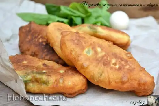 Пирожки жареные со шпинатом и яйцом