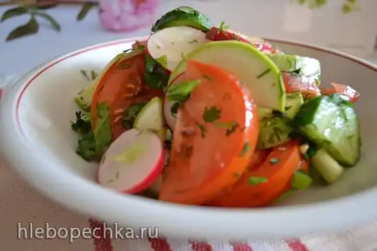 Салат овощной с сырыми кабачками