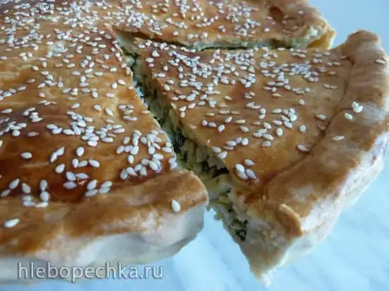 Пирог из сметанного теста с зелёным луком и яйцом